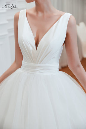 Vestido de Noiva Princesa com Decote em V e Cauda de Tule