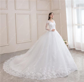 Vestido de Noiva Princesa com Cauda Elegante e Gola V