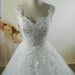 Vestido de Noiva Clássico com Pérolas e Tule - Elegância e Sofisticação
