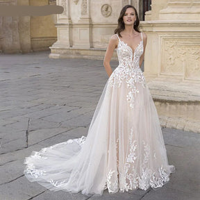 Vestido de Noiva A-Line com Apliques e Cauda de Tule