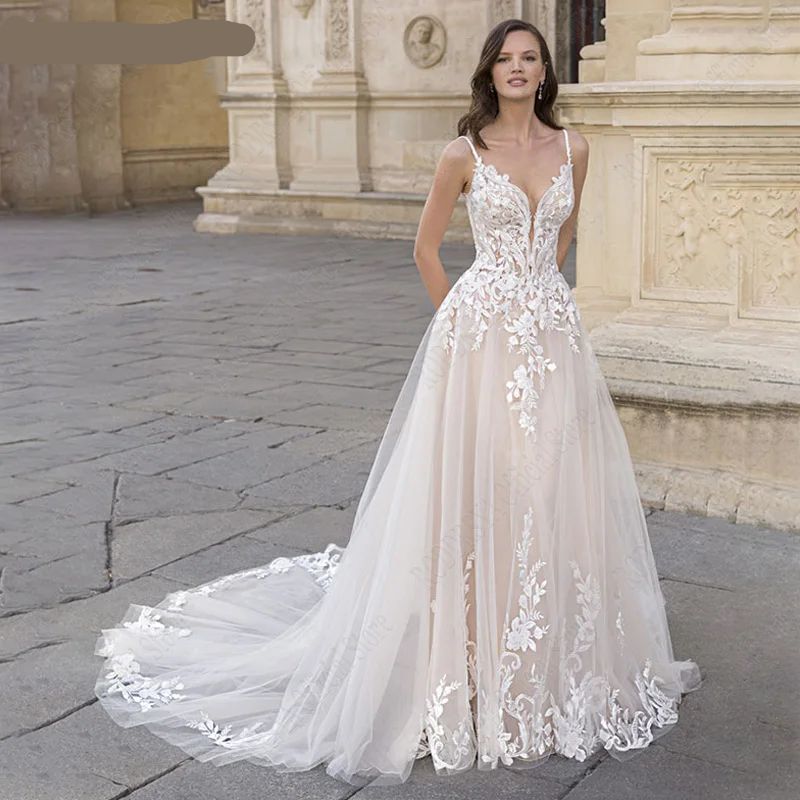 Vestido de Noiva A-Line com Apliques e Cauda de Tule