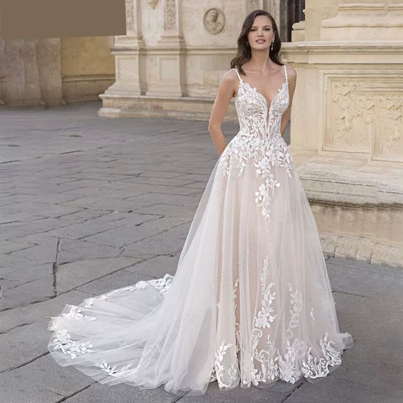 Vestido de Noiva A-Line com Apliques e Cauda de Tule